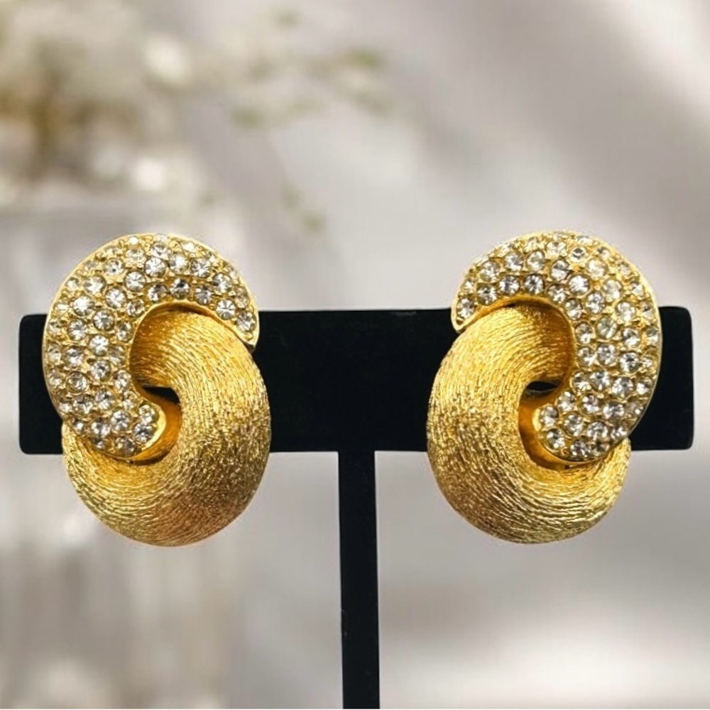 ⚜️Vintage CHRISTIAN DIOR Gold Tone Crystal Love Knot Clip-On Earrings 1980s - Picture 16 of 16